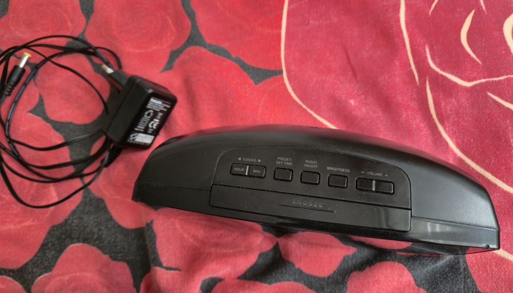 Ceas de birou Philips, cu radio si alarme, pe baterii si adaptor priză