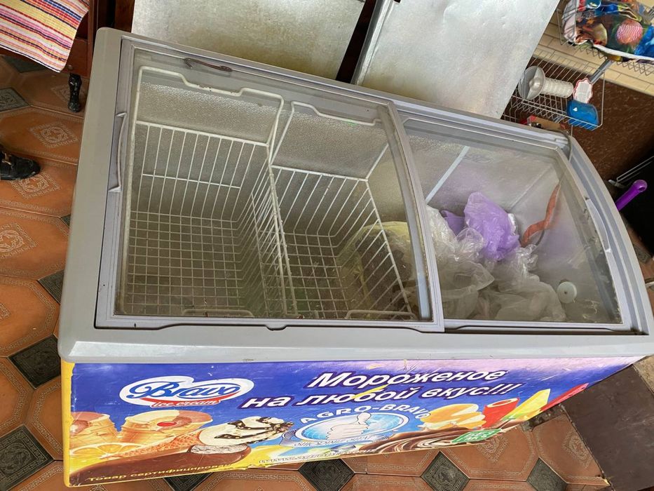 Xalodolnik Polka Kalbasniy vitrina