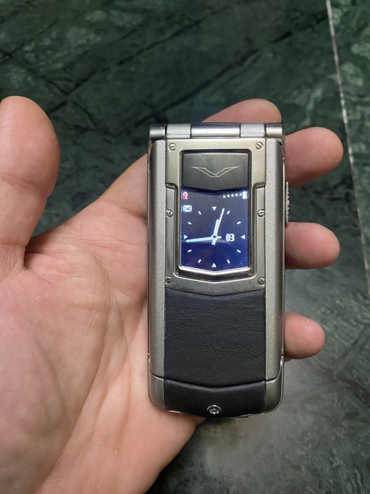 Vertu Ayxta Black в идеальном состоянии.