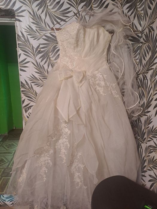 Rochie mireasa sclipitoare foarte frumoasa cu voal aproape noua