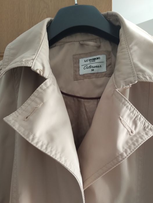 Trenci foarte bine intretinut ,este aproape nou purtat de 2 ori .