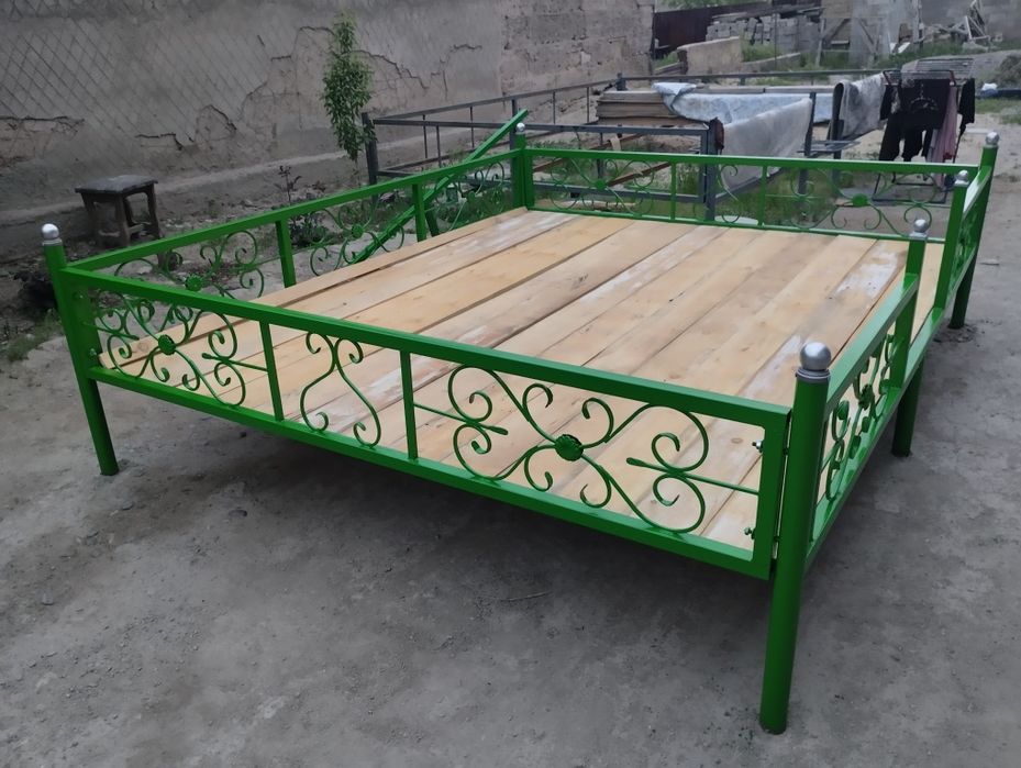 Топчан продаётсья. 2.5-3.метра.