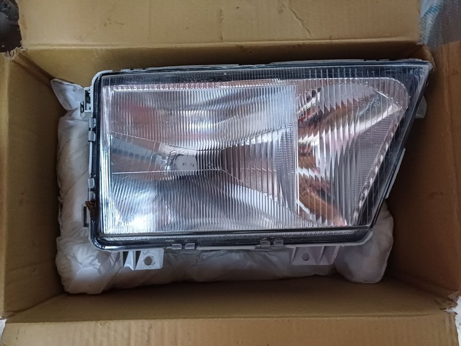 Vând faruri mercedes sprinter 308