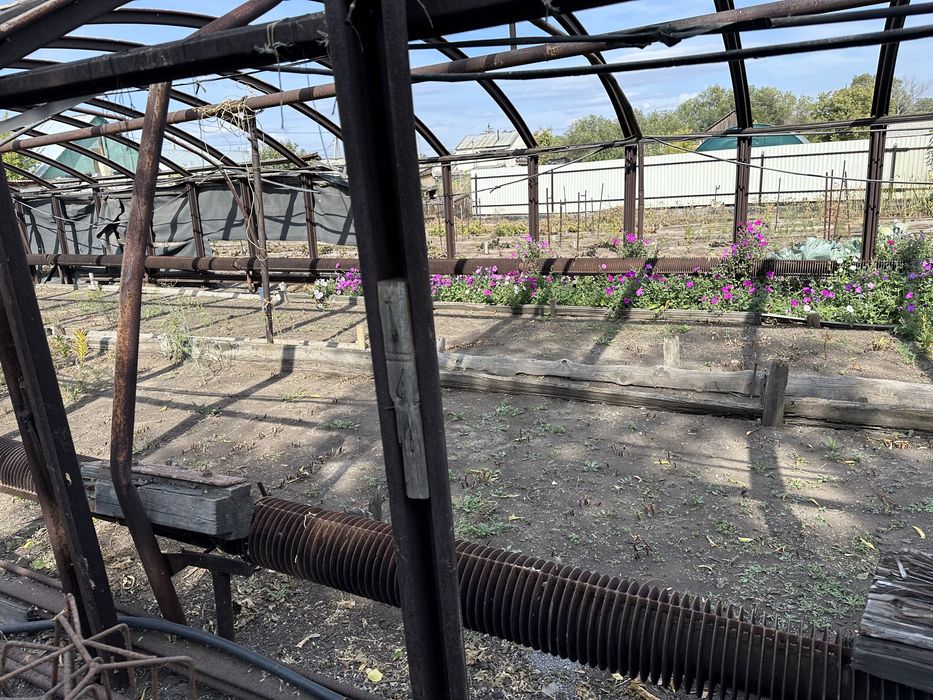 Продам железную теплицу с батареями