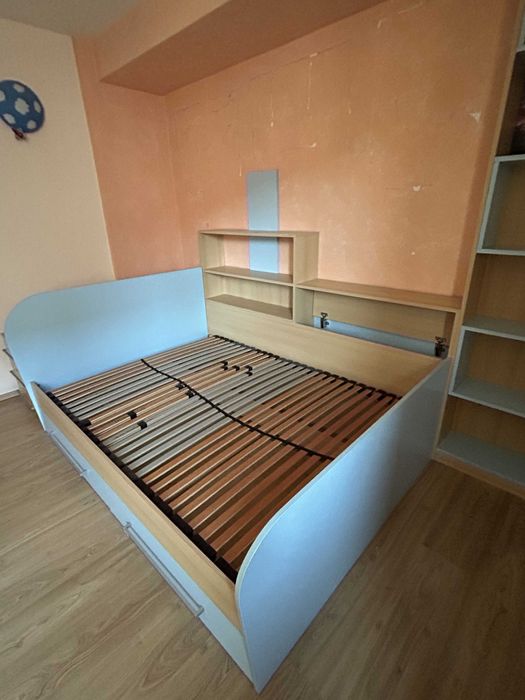 Mobilier camera copii format din pat+somiera, dulap, birou si rafturi.