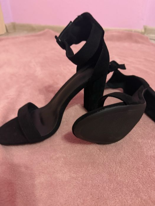 Черни сандали на ток