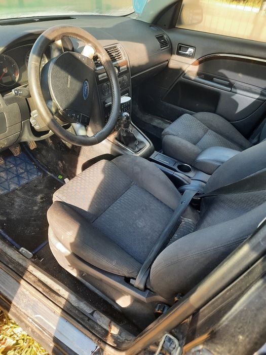 Vând Ford mondeo