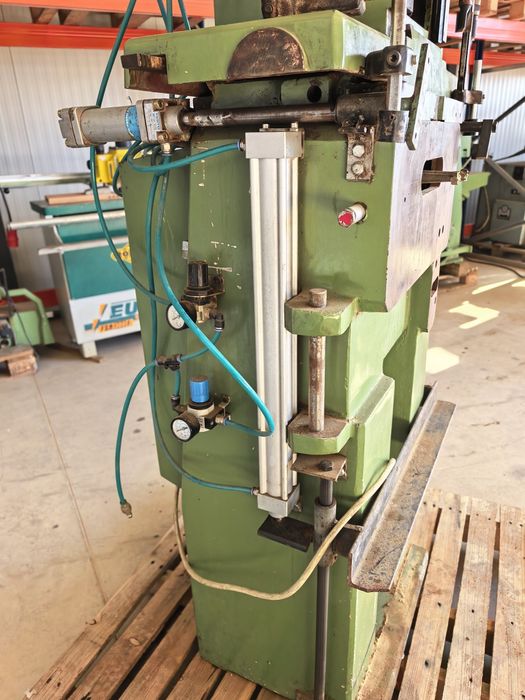 Верижна дълбачка за врати с пневматика.