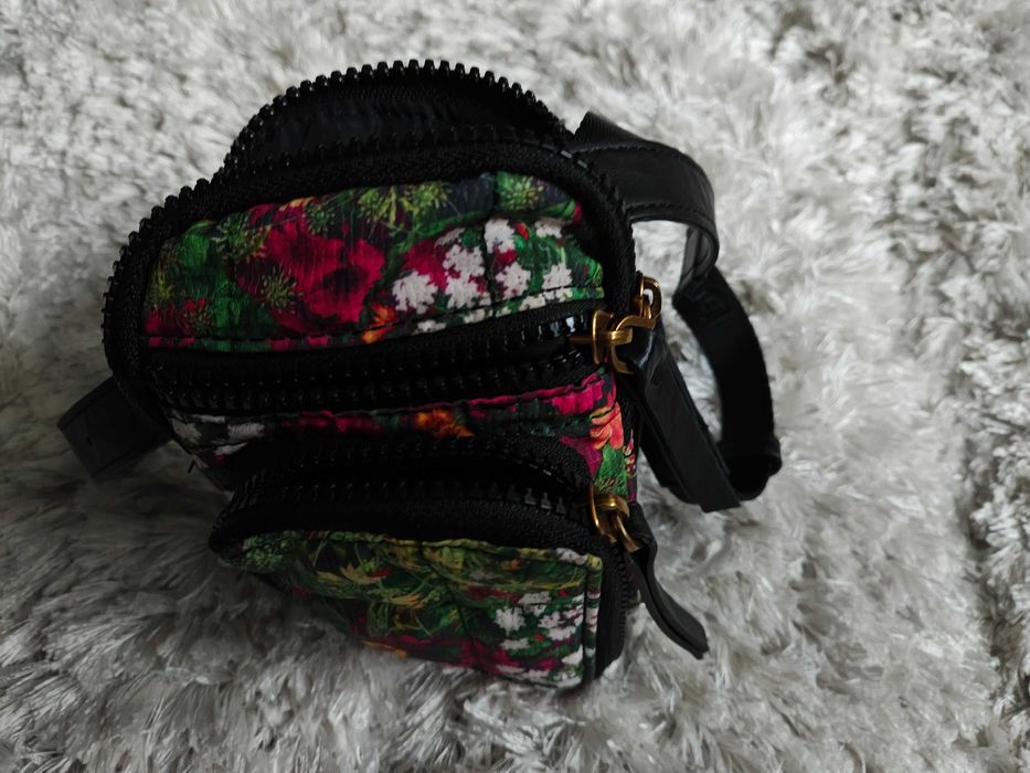 Продавам калъф за телефон на марката Desigual