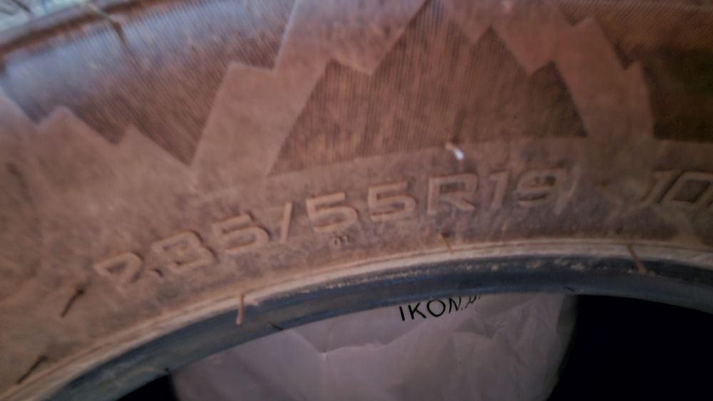 Продам два шипованых балона