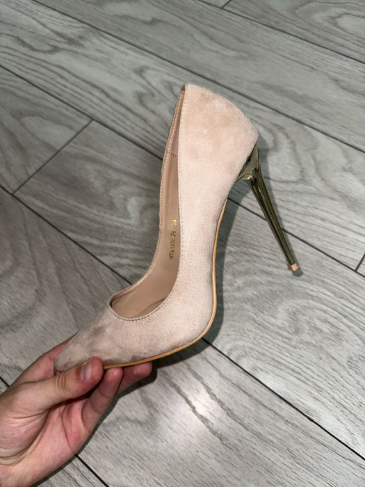 Pantofi cu toc bej