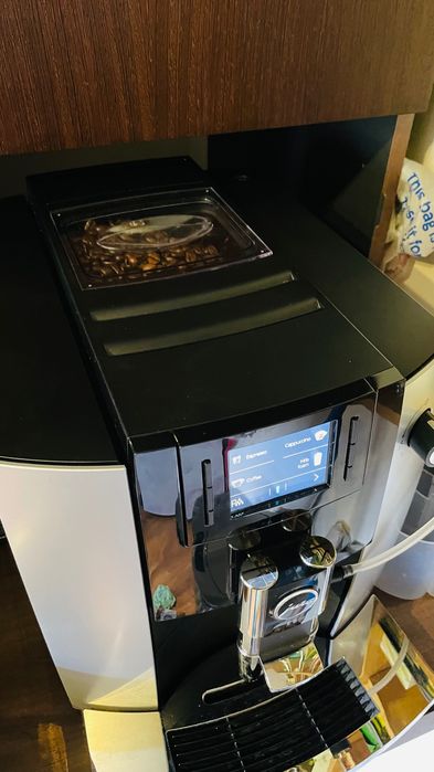 Продавам кафеавтомат JURA E6 с Bluetooth (Smart Connect)