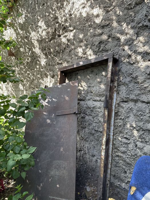 Металлическая дверь