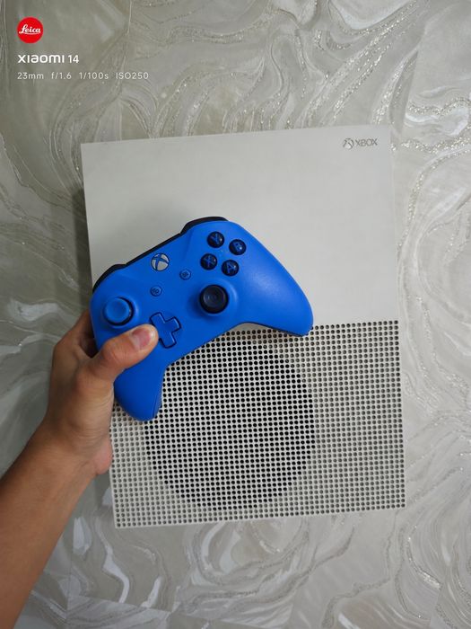 Xbox One S 500GB + игры + оригинальный геймпад.