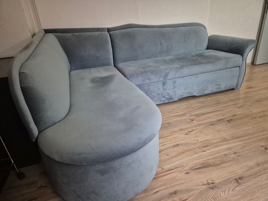 Продавам разтегателен диван и гардероб