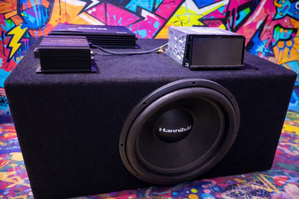 Продам Сабуфер , Магнитолу и 2 услителя .