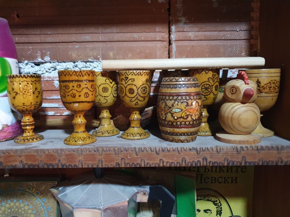 Статуетка дървени чашки нож битов