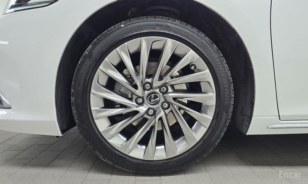 Lexus ES300h Executive 2025 | Гибрид | Максимальная комплектация