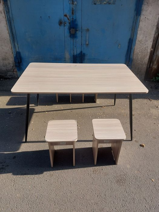 Продам новый комплект стол 4 табуретки