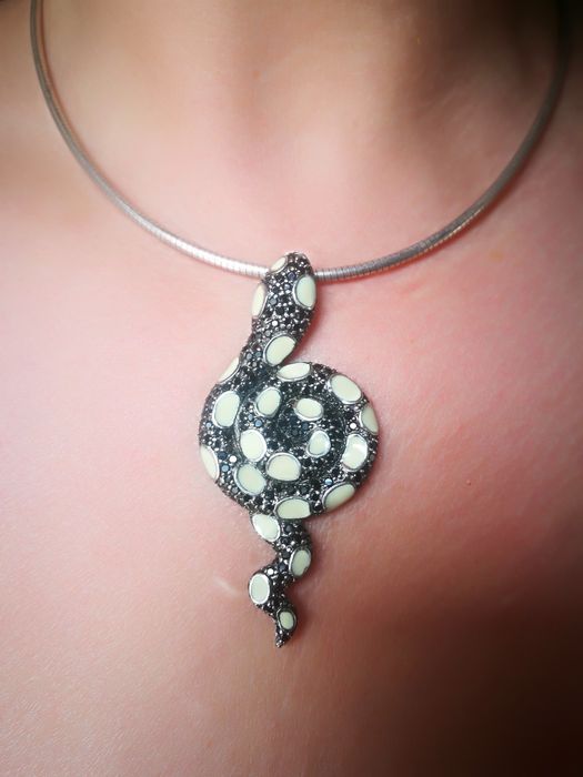 Италиански сребърен медальон с черни цирконии и емайл