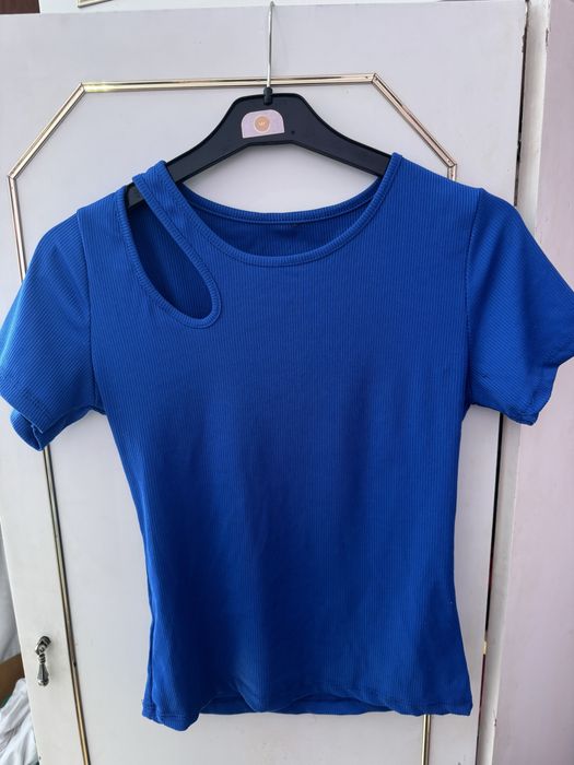 Кроп топ с къс ръкав