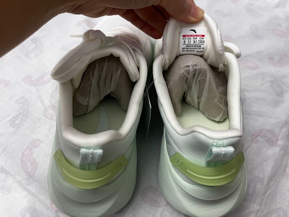 Кроссовки женские