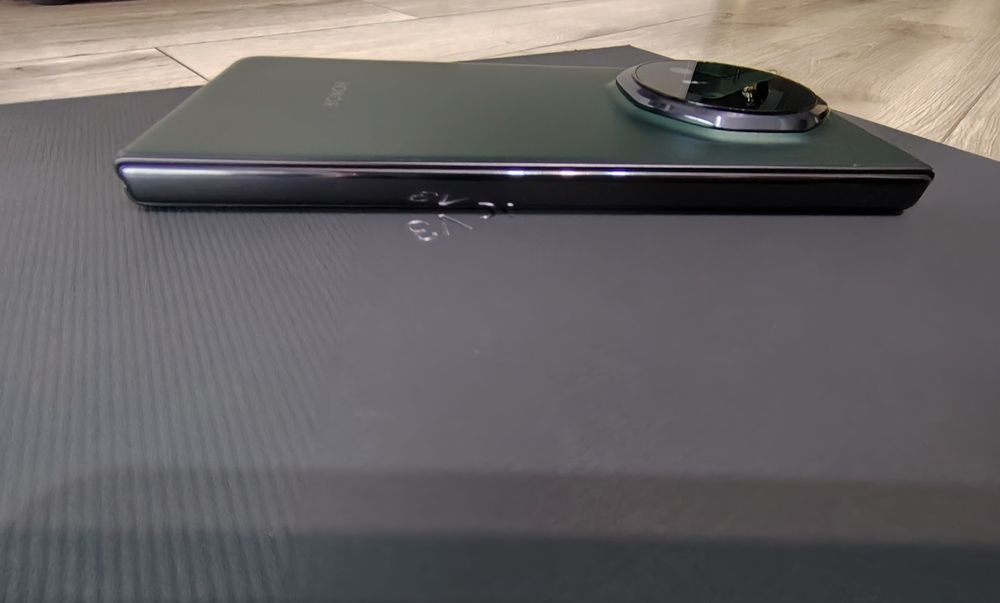 Продавам Honor Magic V3