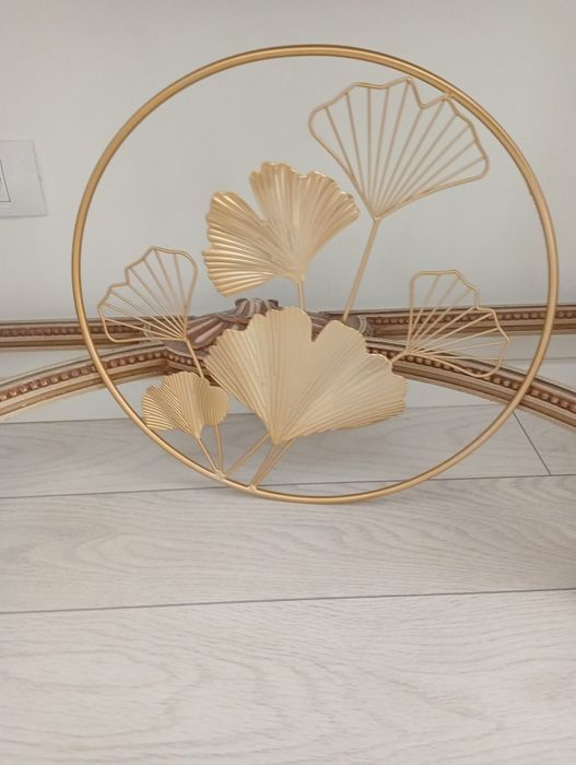 FloralGolden  pe perete.