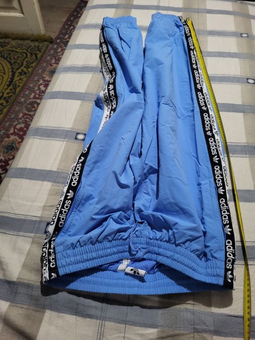 Pantaloni bărbătești Adidas  de fâș.