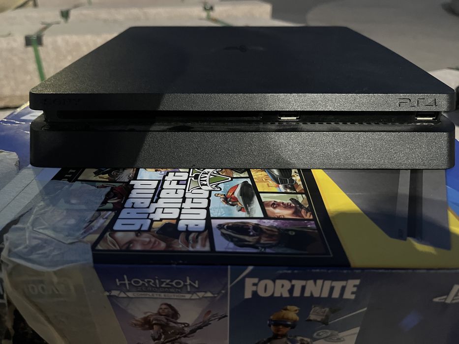 PS 4 slim,2 джойстика