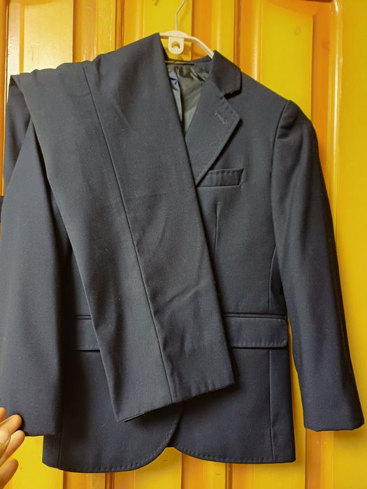 Продаю костюм детский школьный