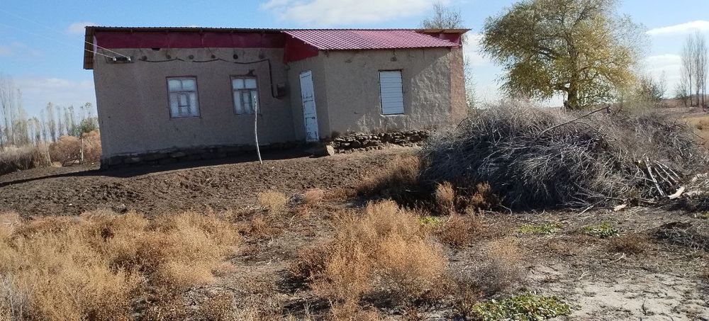 Ustirtte uy satiladi