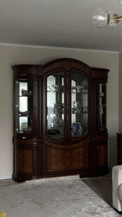 Продается гостинный шкаф