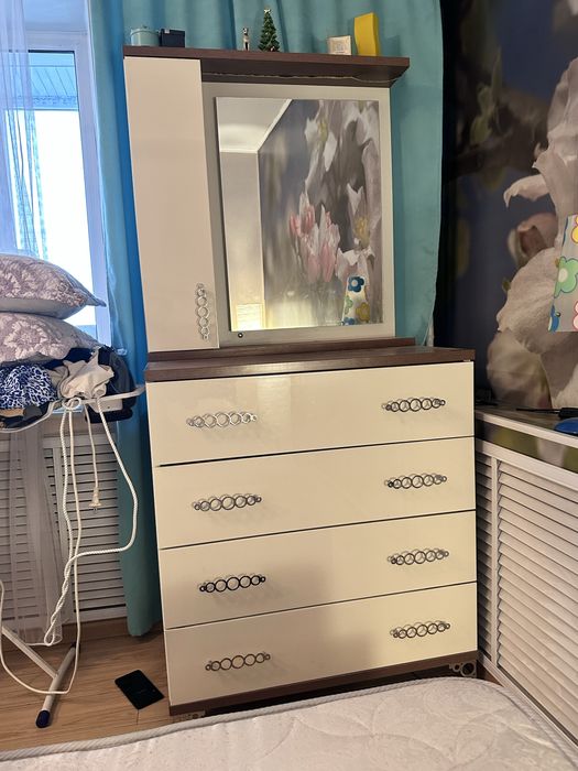 Туалетный столик с зеркалом