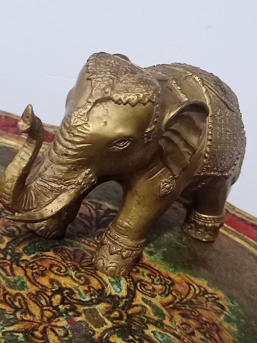 Масивна Месингова Статуетка „Церемониален Слон“ – 1 кг Късмет и Стил