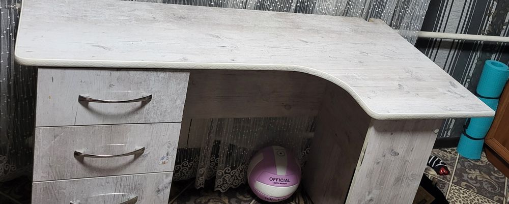 Продам  Компьютерный / письменный стол с ящиками