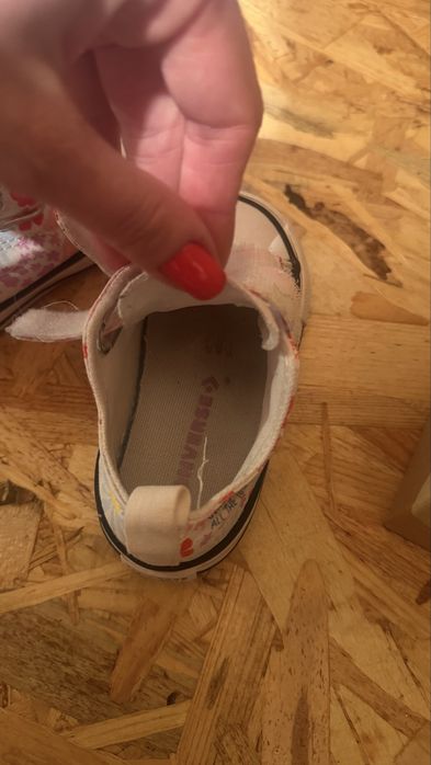 Tenesi converse fetite