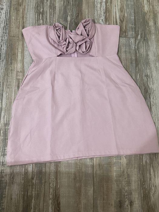 Къса розова рокля