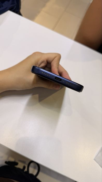 Продам Iphone 17 pro синий с гарантией