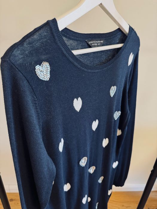 Рокля фино плетиво със сърца от пайети