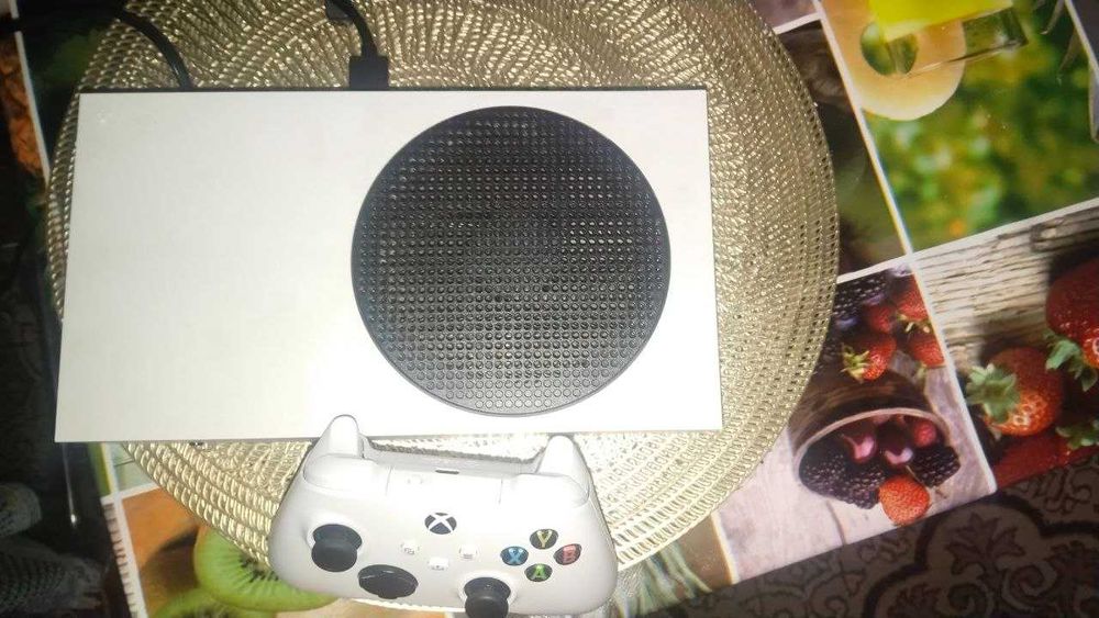 Продаю xbox series s с играми