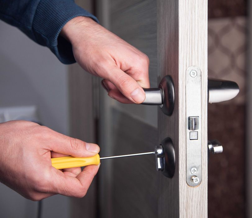 Meseriaș finisaje interioare, zugrav, parchetar, faianțar, renovări.