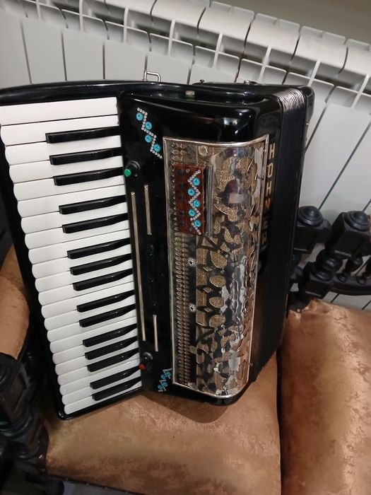 Vand acordeon hohner a avut midii pe el