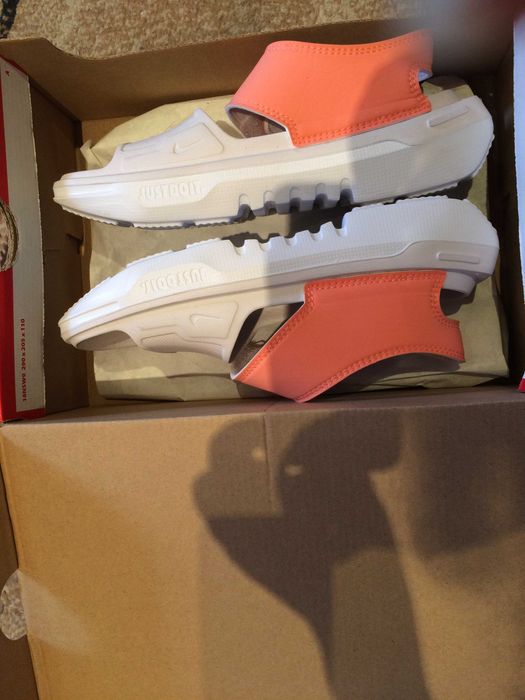 Нови дамски сандали Nike.