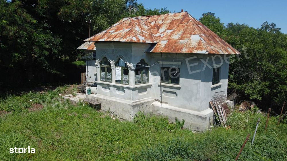 Casă bătrânească de vânzare în comuna Ciofrângeni, județ Argeș.