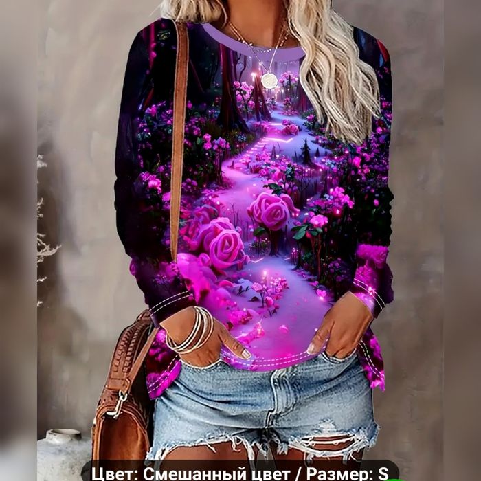 Женская блузка с цветочным принтом.