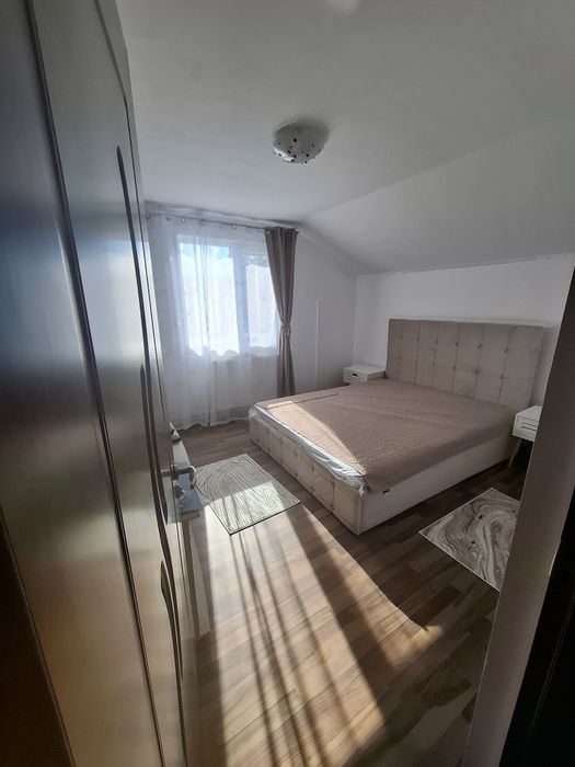 Inchiriez casa cu etaj la curte