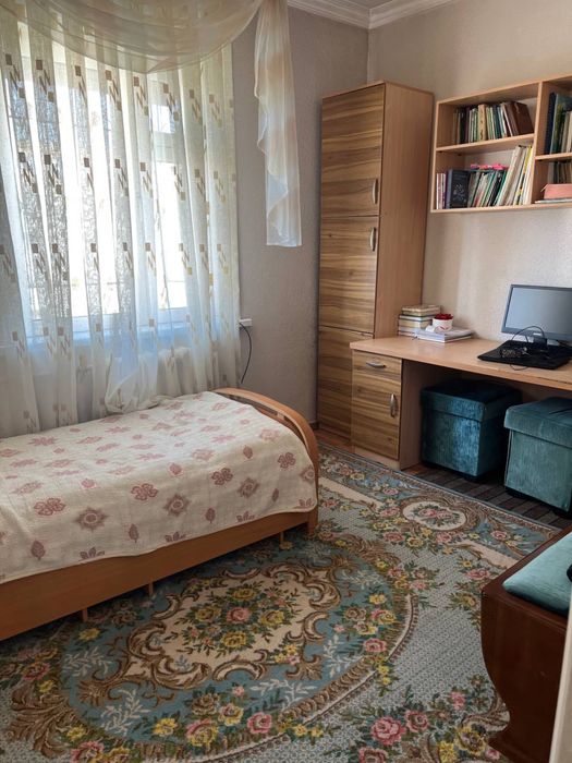 4 комнат, 8 этаж, 9 этажный дом. Площадь 200 квадратных метров.