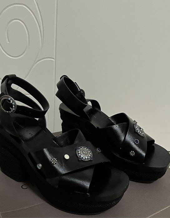 Продам босоножки charles&keith