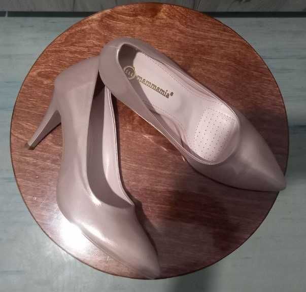 Продам женские босоножки на каблуке 40 размер